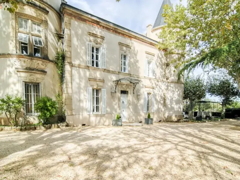Façade du Château de Nans et sa cour en gravier