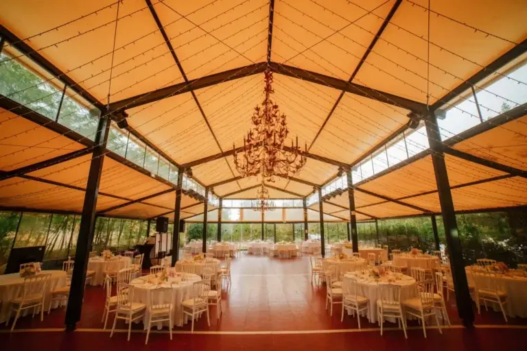 Lustre et tables rondes sous la verrière