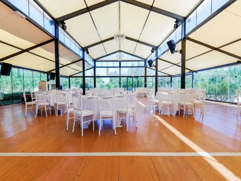 Chapiteau dressé pour un banquet