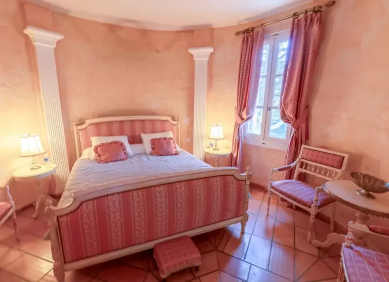 Chambre rose et son lit de style ancien