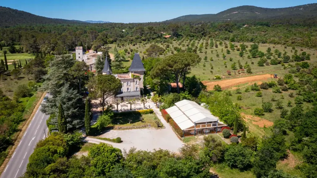 Le domaine vu du ciel, entre route et oliviers