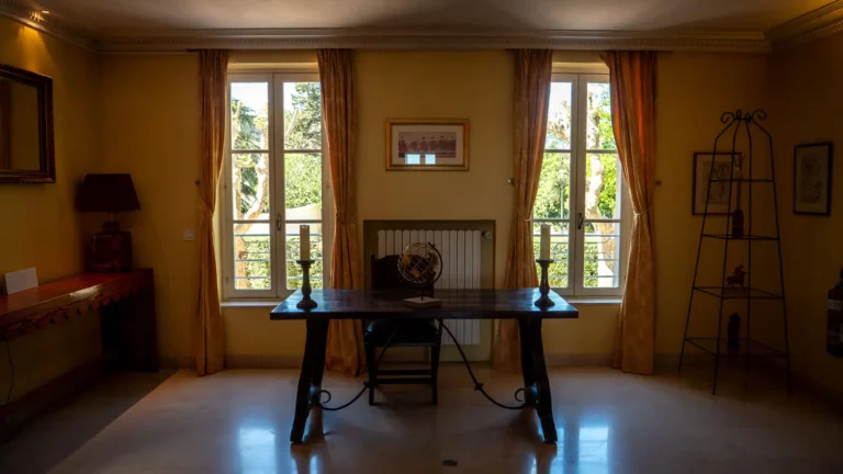 Salon jaune et sa table de réunion